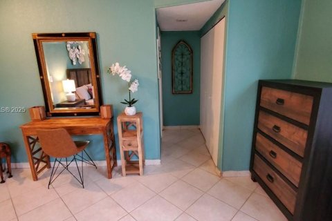 House in North Miami Beach, Florida 3 bedrooms, 143.07 sq.m. № 1820419 - photo 16