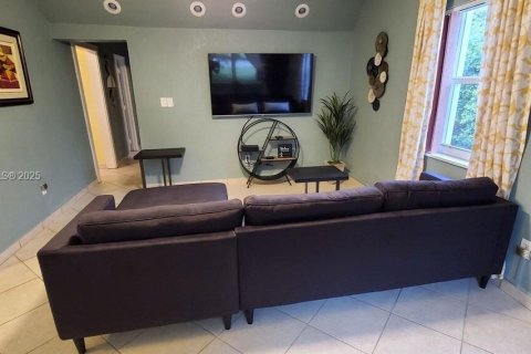 House in North Miami Beach, Florida 3 bedrooms, 143.07 sq.m. № 1820419 - photo 5