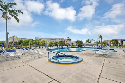 Condo in Sunrise, Florida, 2 bedrooms № 2245650 - photo 15