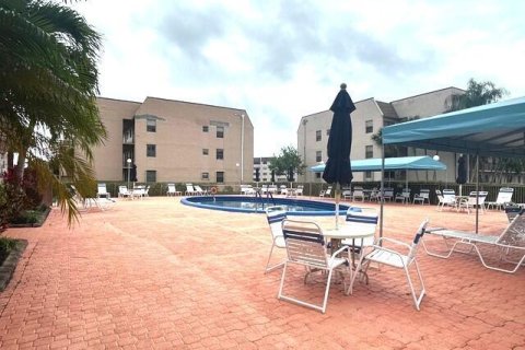 Condo in Sunrise, Florida, 2 bedrooms № 2245650 - photo 12