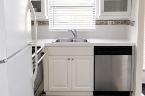 Condo in Sunrise, Florida, 2 bedrooms № 2245650 - photo 5