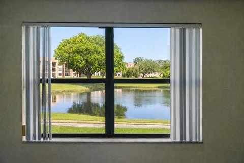 Condo in Sunrise, Florida, 2 bedrooms № 2245650 - photo 9
