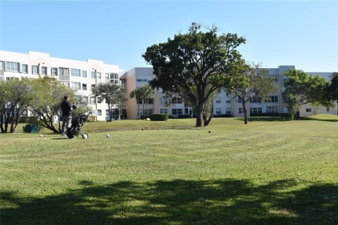 Condo in Sunrise, Florida, 2 bedrooms № 2245650 - photo 3