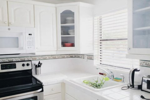 Condo in Sunrise, Florida, 2 bedrooms № 2245650 - photo 4