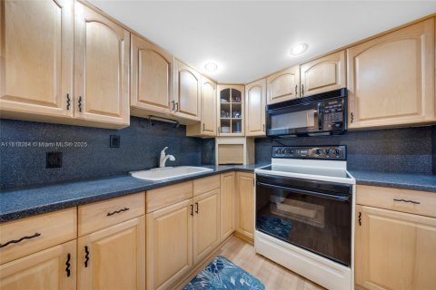 Condo in Sunny Isles Beach, Florida, 2 bedrooms  № 1782088 - photo 12