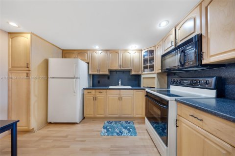 Condo in Sunny Isles Beach, Florida, 2 bedrooms  № 1782088 - photo 11