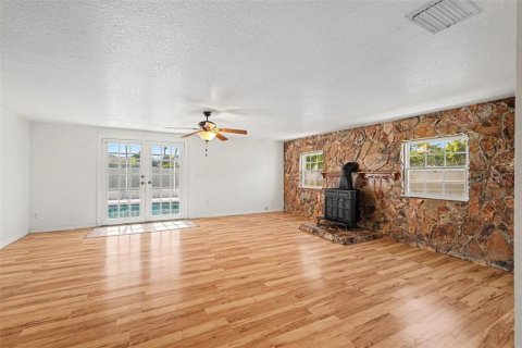 House in Tampa, Florida 4 bedrooms, 209.22 sq.m. № 2227130 - photo 5