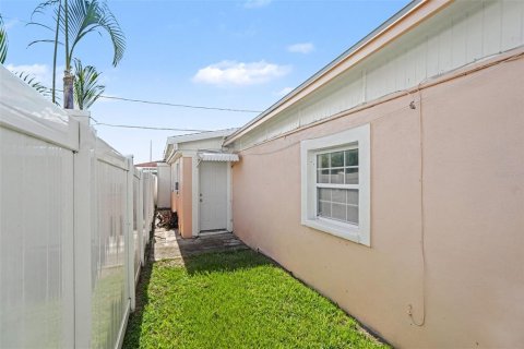 House in Tampa, Florida 4 bedrooms, 209.22 sq.m. № 2227130 - photo 29