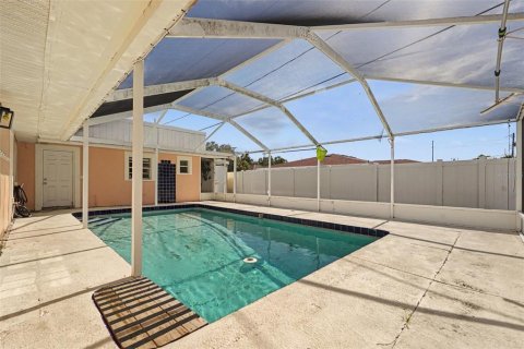 House in Tampa, Florida 4 bedrooms, 209.22 sq.m. № 2227130 - photo 25
