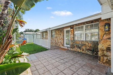 House in Tampa, Florida 4 bedrooms, 209.22 sq.m. № 2227130 - photo 4