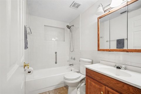 House in Tampa, Florida 4 bedrooms, 209.22 sq.m. № 2227130 - photo 20