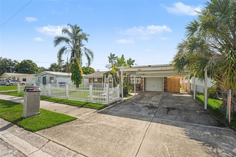 House in Tampa, Florida 4 bedrooms, 209.22 sq.m. № 2227130 - photo 3