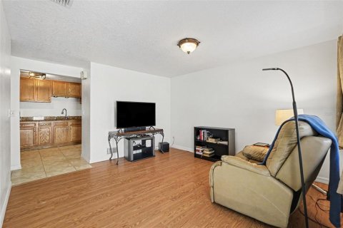 House in Tampa, Florida 4 bedrooms, 209.22 sq.m. № 2227130 - photo 9