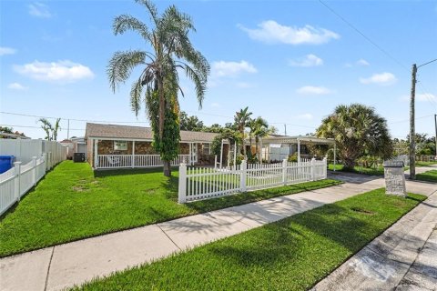 House in Tampa, Florida 4 bedrooms, 209.22 sq.m. № 2227130 - photo 2