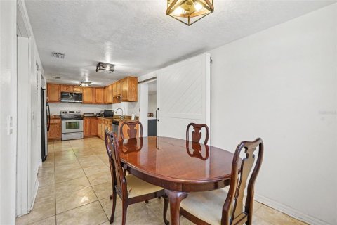 House in Tampa, Florida 4 bedrooms, 209.22 sq.m. № 2227130 - photo 12