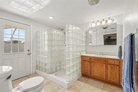 House in Tampa, Florida 4 bedrooms, 209.22 sq.m. № 2227130 - photo 19