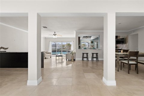 House in Tierra Verde, Florida 4 bedrooms, 192.87 sq.m. № 2098736 - photo 3