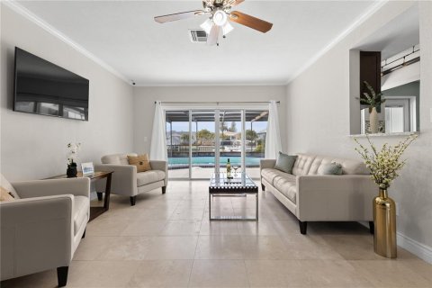 House in Tierra Verde, Florida 4 bedrooms, 192.87 sq.m. № 2098736 - photo 12