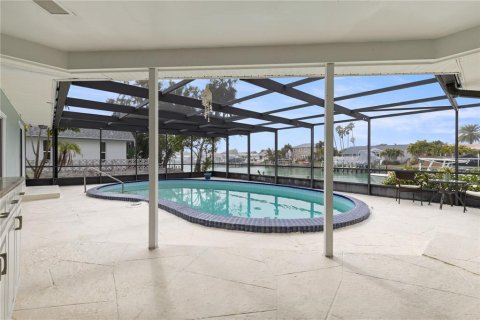 House in Tierra Verde, Florida 4 bedrooms, 192.87 sq.m. № 2098736 - photo 28