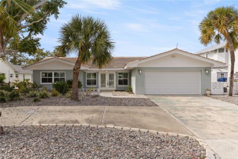 House in Tierra Verde, Florida 4 bedrooms, 192.87 sq.m. № 2098736 - photo 2