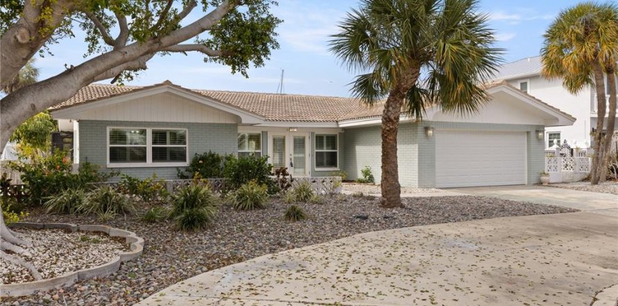 House in Tierra Verde, Florida 4 bedrooms, 192.87 sq.m. № 2098736
