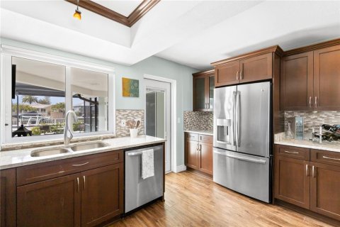 House in Tierra Verde, Florida 4 bedrooms, 192.87 sq.m. № 2098736 - photo 9
