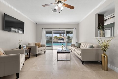 House in Tierra Verde, Florida 4 bedrooms, 192.87 sq.m. № 2098736 - photo 13