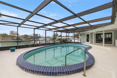 House in Tierra Verde, Florida 4 bedrooms, 192.87 sq.m. № 2098736 - photo 29