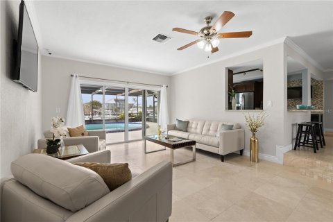House in Tierra Verde, Florida 4 bedrooms, 192.87 sq.m. № 2098736 - photo 15