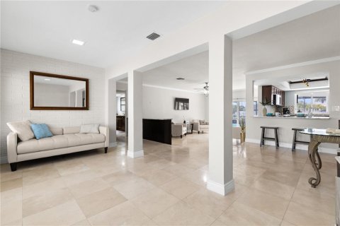 House in Tierra Verde, Florida 4 bedrooms, 192.87 sq.m. № 2098736 - photo 4