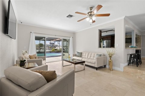 House in Tierra Verde, Florida 4 bedrooms, 192.87 sq.m. № 2098736 - photo 14