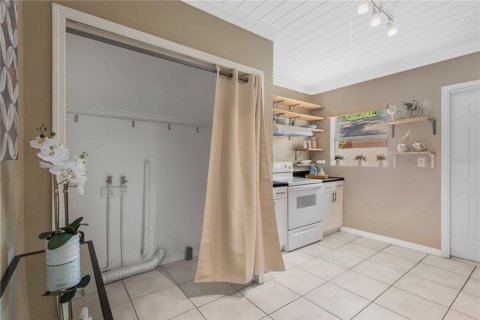 House in Tampa, Florida 3 bedrooms, 81.29 sq.m. № 2198274 - photo 11
