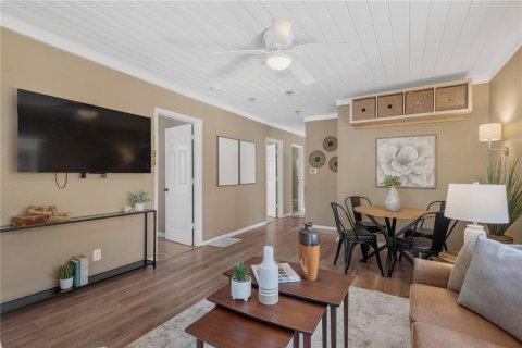 House in Tampa, Florida 3 bedrooms, 81.29 sq.m. № 2198274 - photo 9