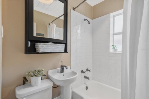 House in Tampa, Florida 3 bedrooms, 81.29 sq.m. № 2198274 - photo 4