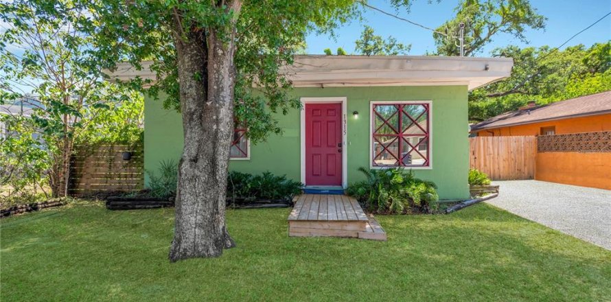 House in Tampa, Florida 3 bedrooms, 81.29 sq.m. № 2198274