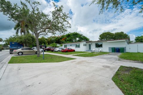 House in Cutler Bay, Florida 4 bedrooms, 184.32 sq.m. № 1834195 - photo 3