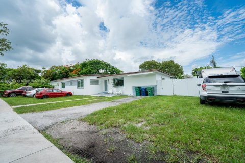 House in Cutler Bay, Florida 4 bedrooms, 184.32 sq.m. № 1834195 - photo 4