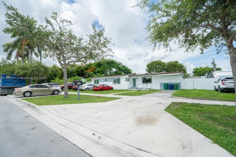 House in Cutler Bay, Florida 4 bedrooms, 184.32 sq.m. № 1834195 - photo 1
