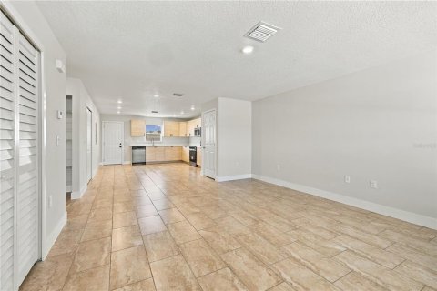 Commercial property in Lake Hamilton, Florida 4 bedrooms, 205.78 sq.m. № 2430515 - photo 5