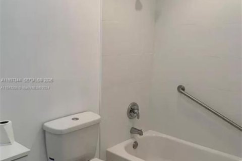 House in Homestead, Florida 3 bedrooms, 98.76 sq.m. № 1997921 - photo 10