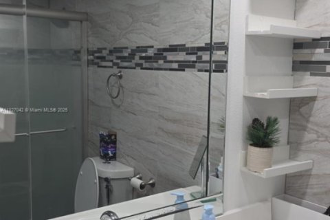 Condo in Hallandale Beach, Florida, 2 bedrooms  № 1934048 - photo 18