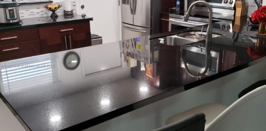 Condo in Hallandale Beach, Florida, 2 bedrooms  № 1934048