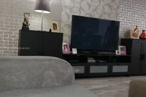 Condo in Hallandale Beach, Florida, 2 bedrooms  № 1934048 - photo 10