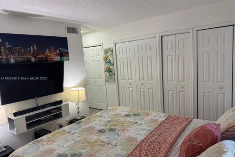 Condo in Hallandale Beach, Florida, 2 bedrooms  № 1934048 - photo 15