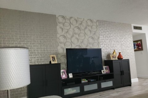 Condo in Hallandale Beach, Florida, 2 bedrooms  № 1934048 - photo 11