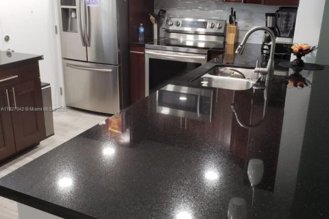 Condo in Hallandale Beach, Florida, 2 bedrooms  № 1934048 - photo 3