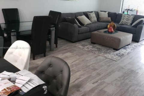 Condo in Hallandale Beach, Florida, 2 bedrooms  № 1934048 - photo 9