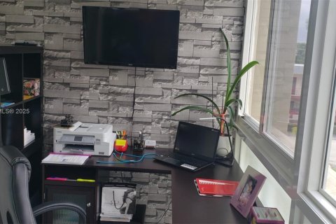 Condo in Hallandale Beach, Florida, 2 bedrooms  № 1934048 - photo 29