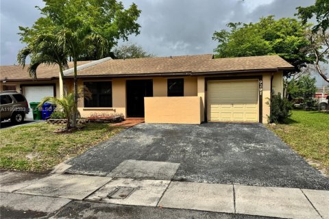 House in Miramar, Florida 2 bedrooms, 84.73 sq.m. № 2062691 - photo 1