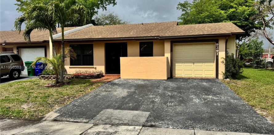 House in Miramar, Florida 2 bedrooms, 84.73 sq.m. № 2062691